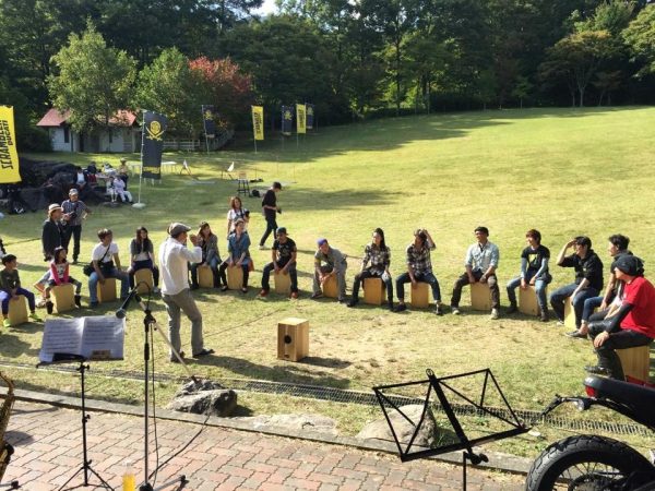 カホンのワークショップを主催、福祉施設や保育施設、幼稚園、学校など幅広く指導活動を行っております。