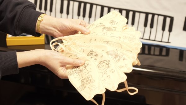 サークル音楽教室ピアノ講師真鍋篤子先生の手書きイラストマスク