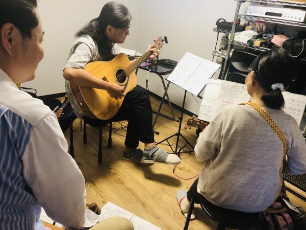 神戸市灘区サークル音楽教室ウクレレのレッスン風景