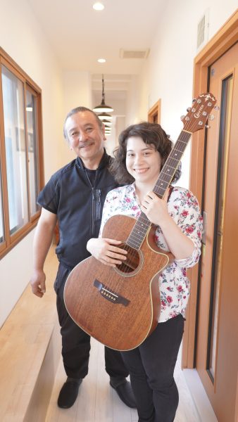 神戸市灘区の音楽教室のギター講師の久保純一先生（左）とスタッフきゃな（右）