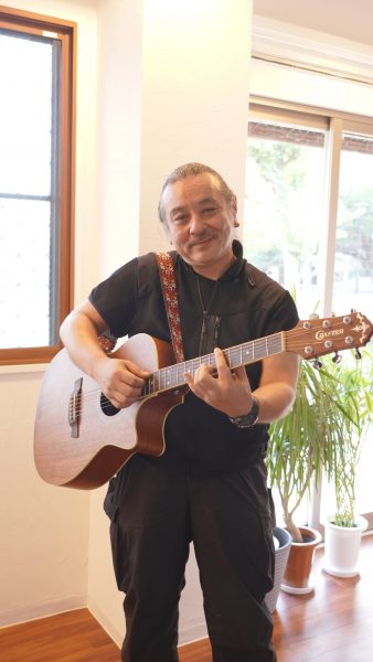 神戸市灘区の音楽教室のギター講師の久保純一先生
