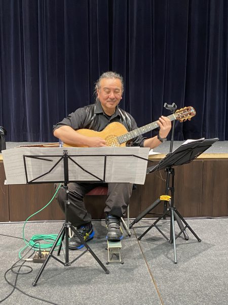 サークル音楽教室のギター講師久保純一先生のステージ