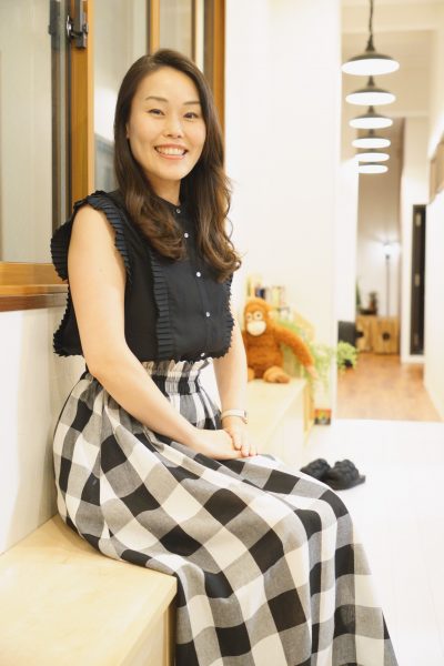 神戸サークル合唱団の歌唱指導を行う杉浦希未先生の写真