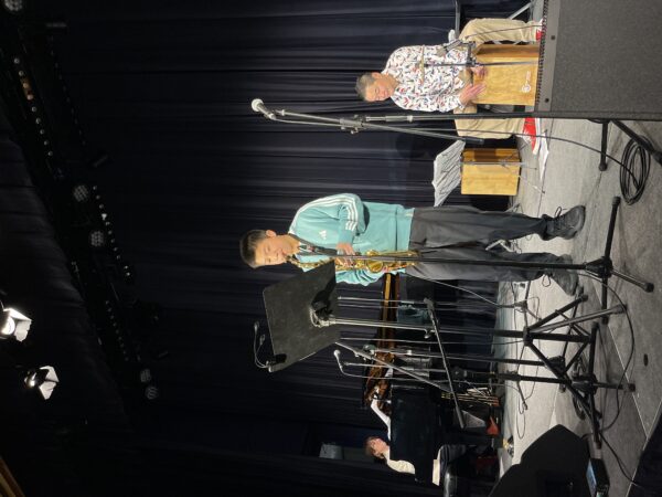 サークル音楽祭で演奏するサックスの生徒さんの写真