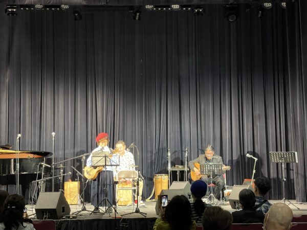 サークル音楽祭で演奏するウクレレの生徒さんの写真