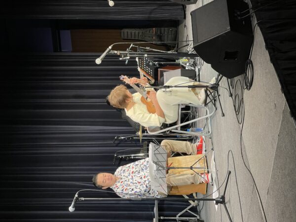 サークル音楽祭で演奏するウクレレの生徒さんの写真