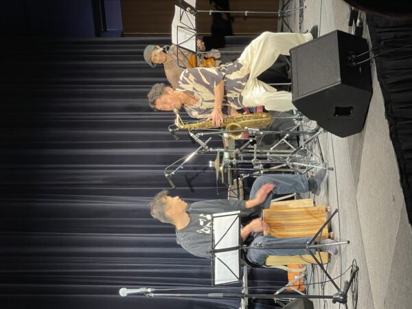 神戸カホンライブで演奏する生徒