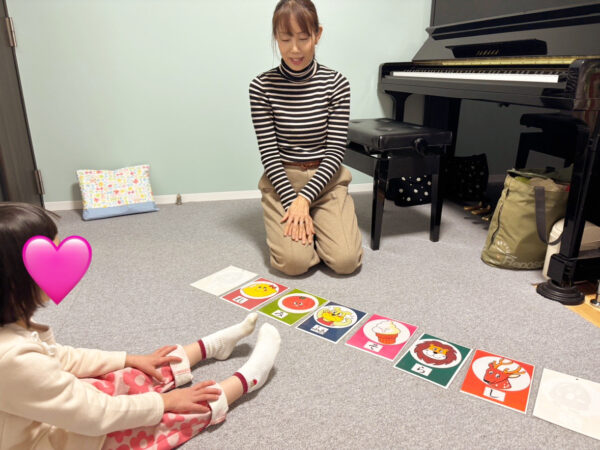 足立安紀子先生のリトミックのレッスン風景